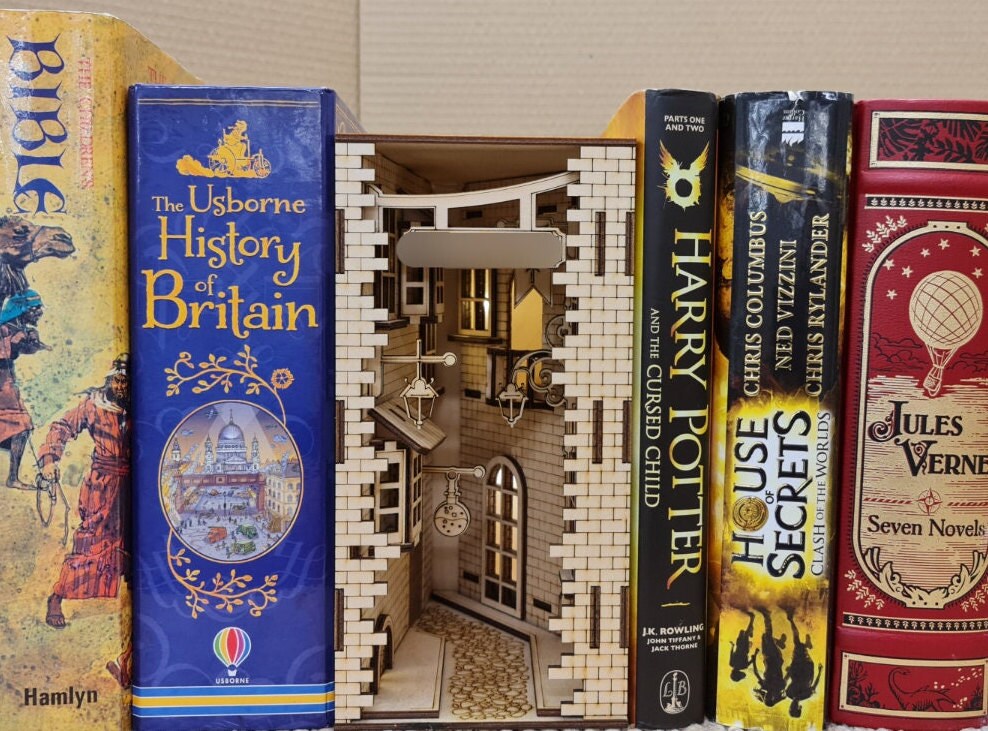 Magical Alley, with lights (No Glue Needed), Bookend puzzle