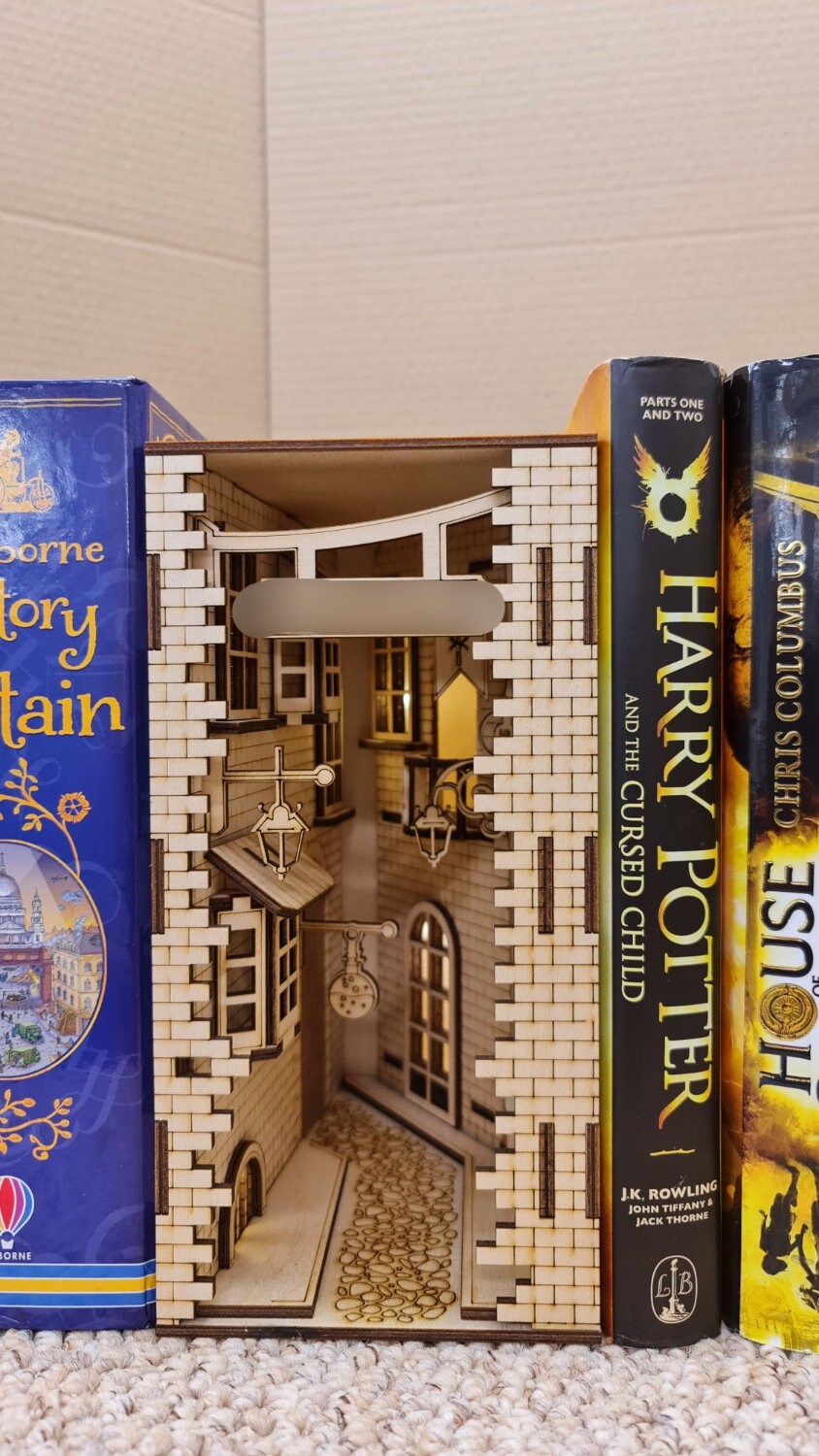 Magical Alley, with lights (No Glue Needed), Bookend puzzle