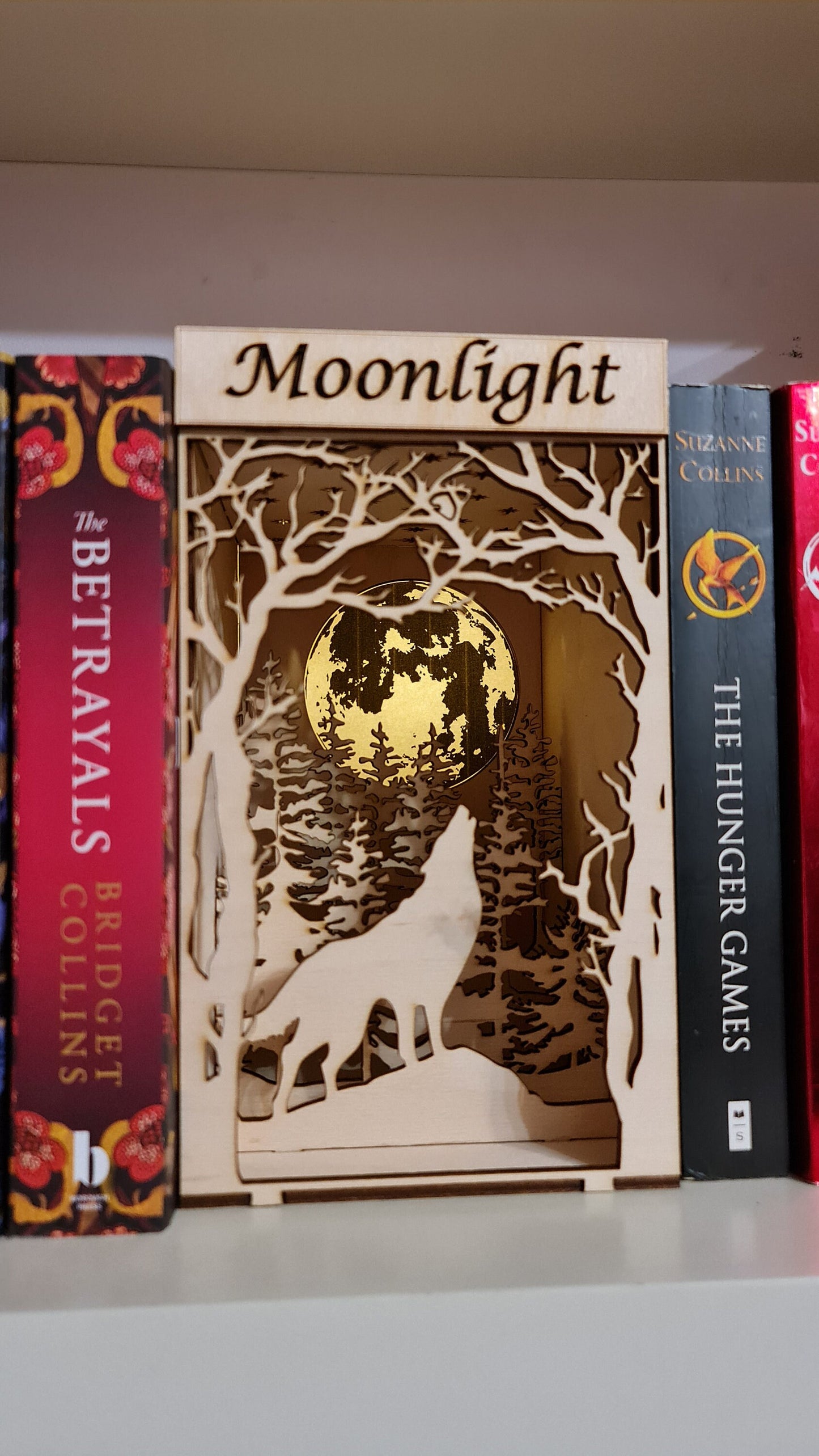 "Moonlight Wolf" with lights, Halloween