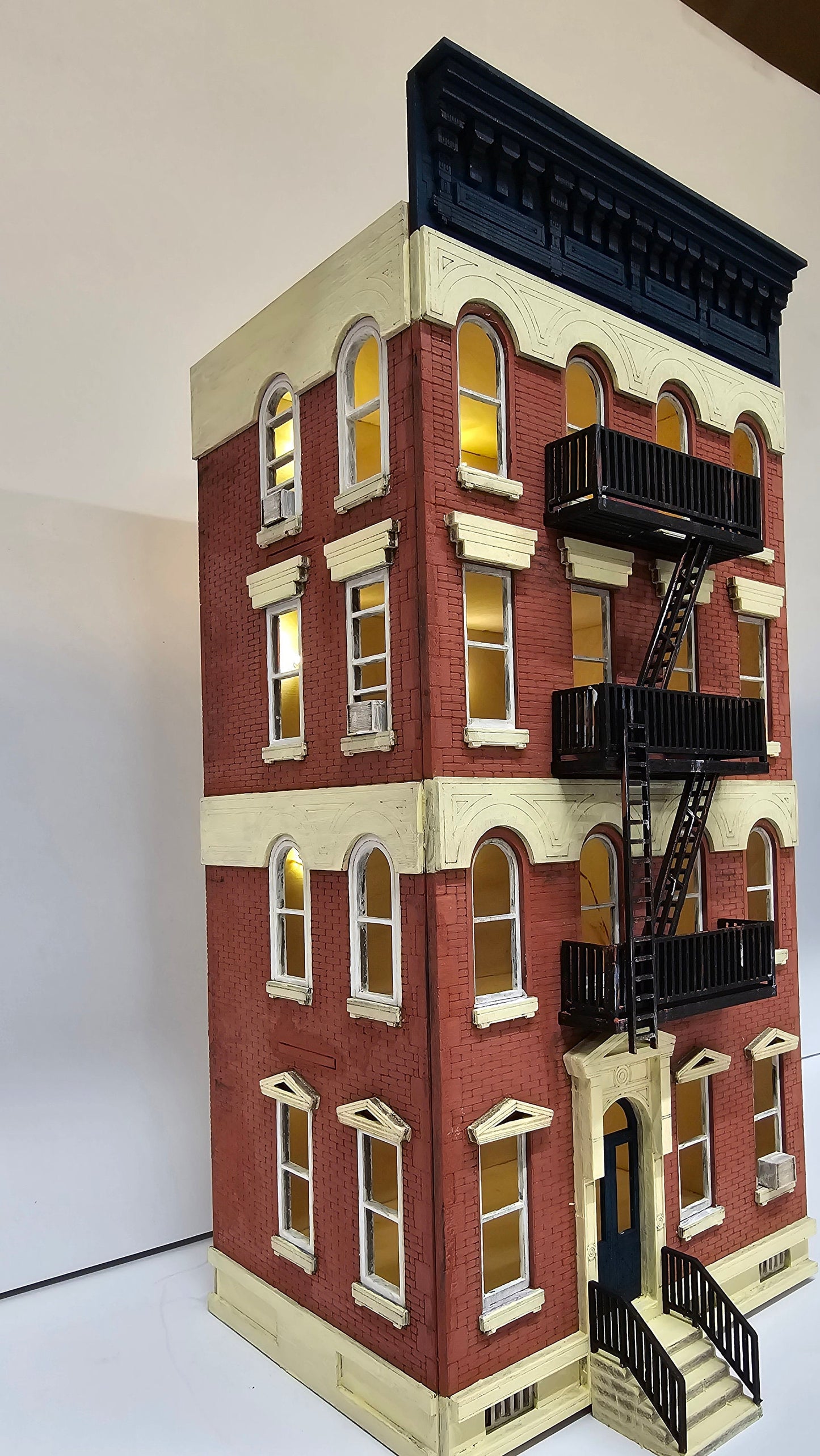 Dollhouse-"New York" style building kit, in 1;48th scale