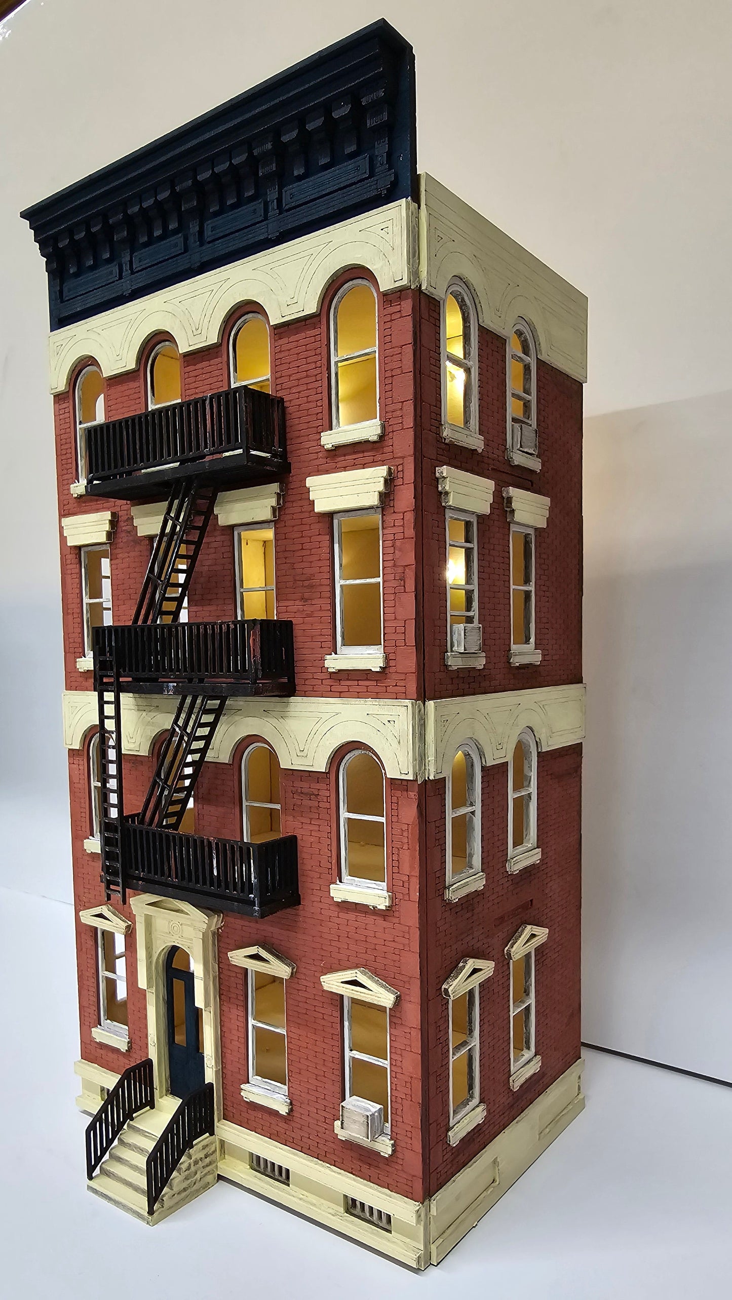 Dollhouse-"New York" style building kit, in 1;48th scale