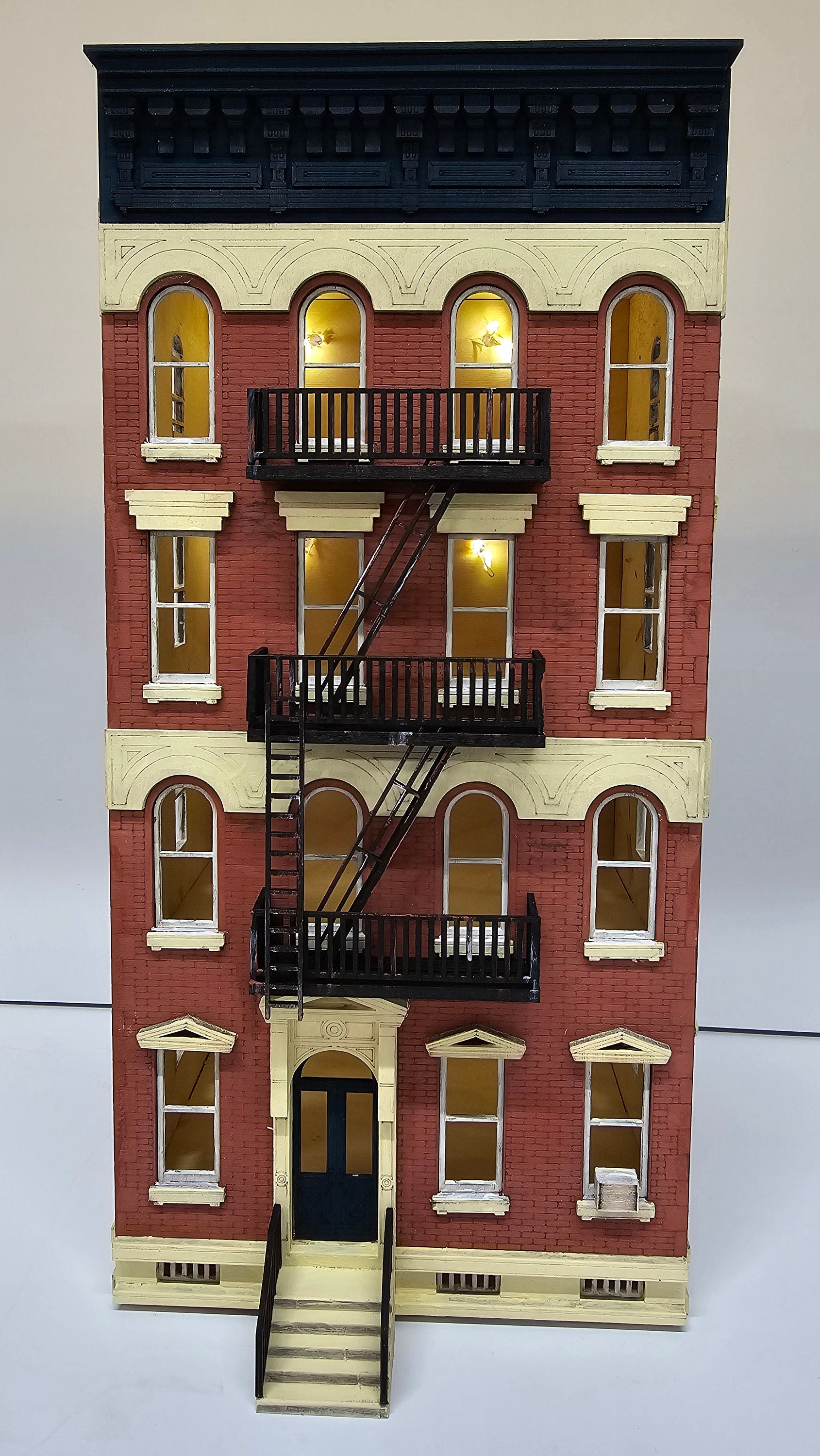 Dollhouse-"New York" style building kit, in 1;48th scale