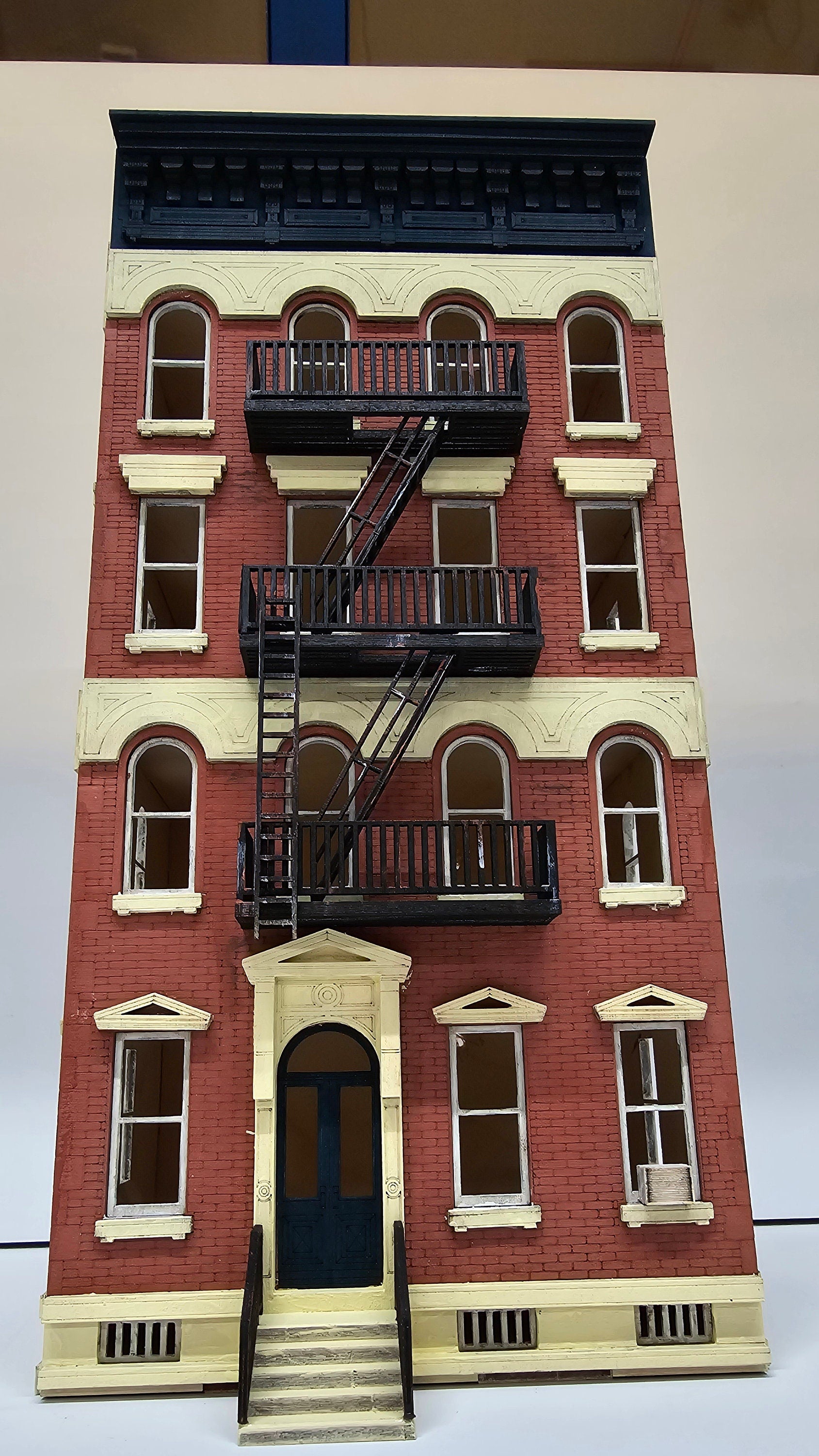 Dollhouse-"New York" style building kit, in 1;48th scale