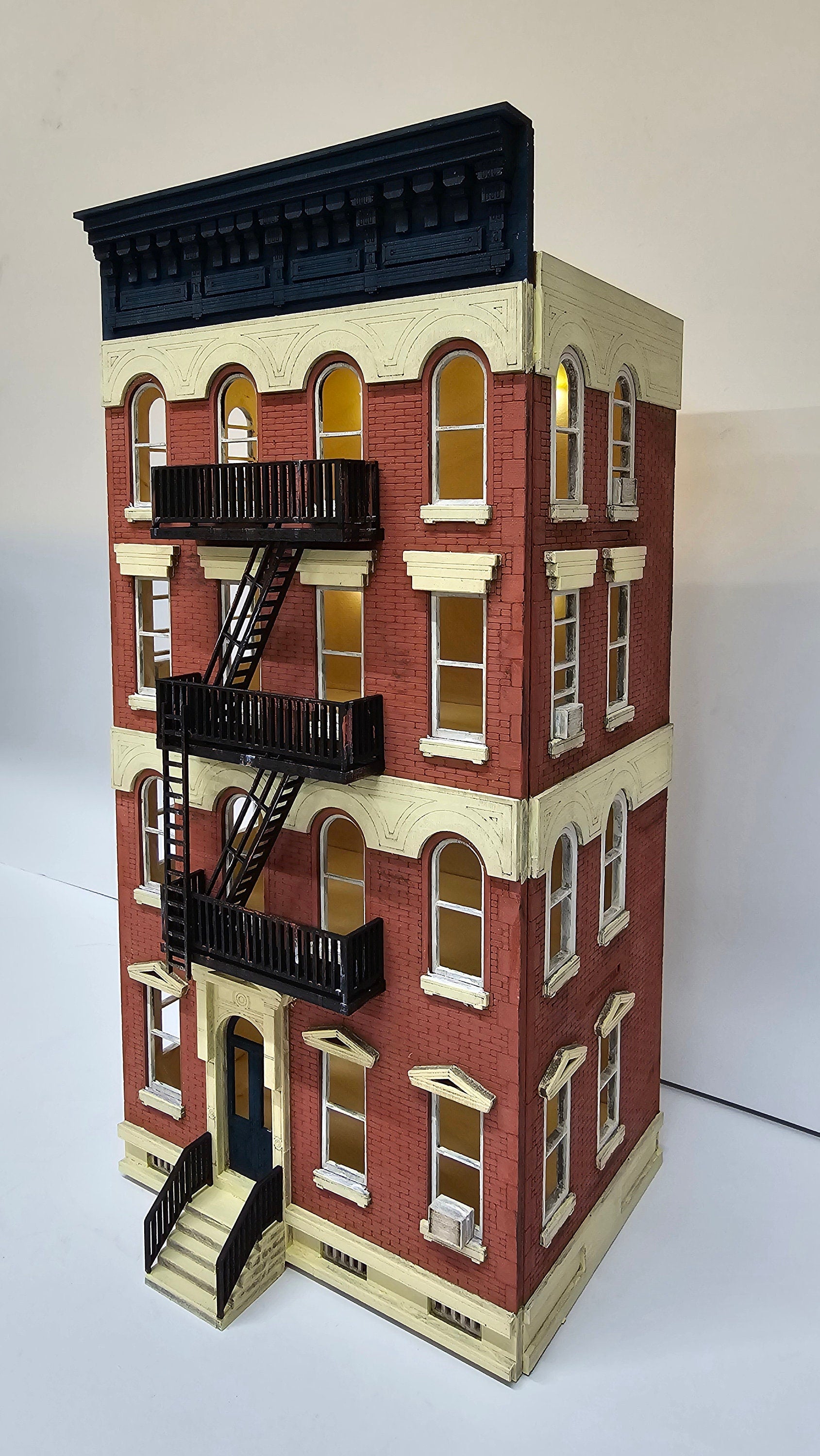 Dollhouse-"New York" style building kit, in 1;48th scale