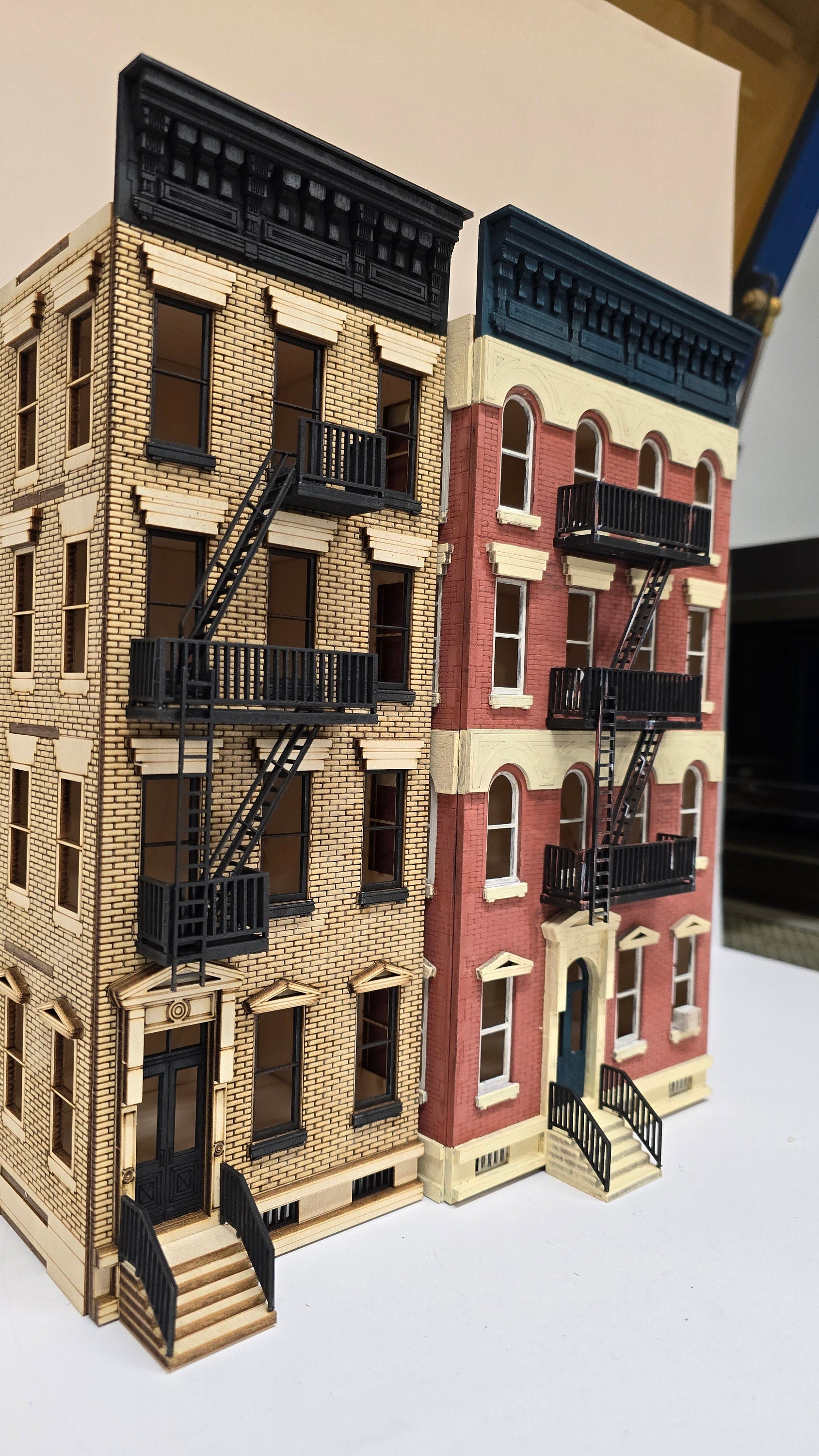 Dollhouse-"New York" style building kit, in 1;48th scale