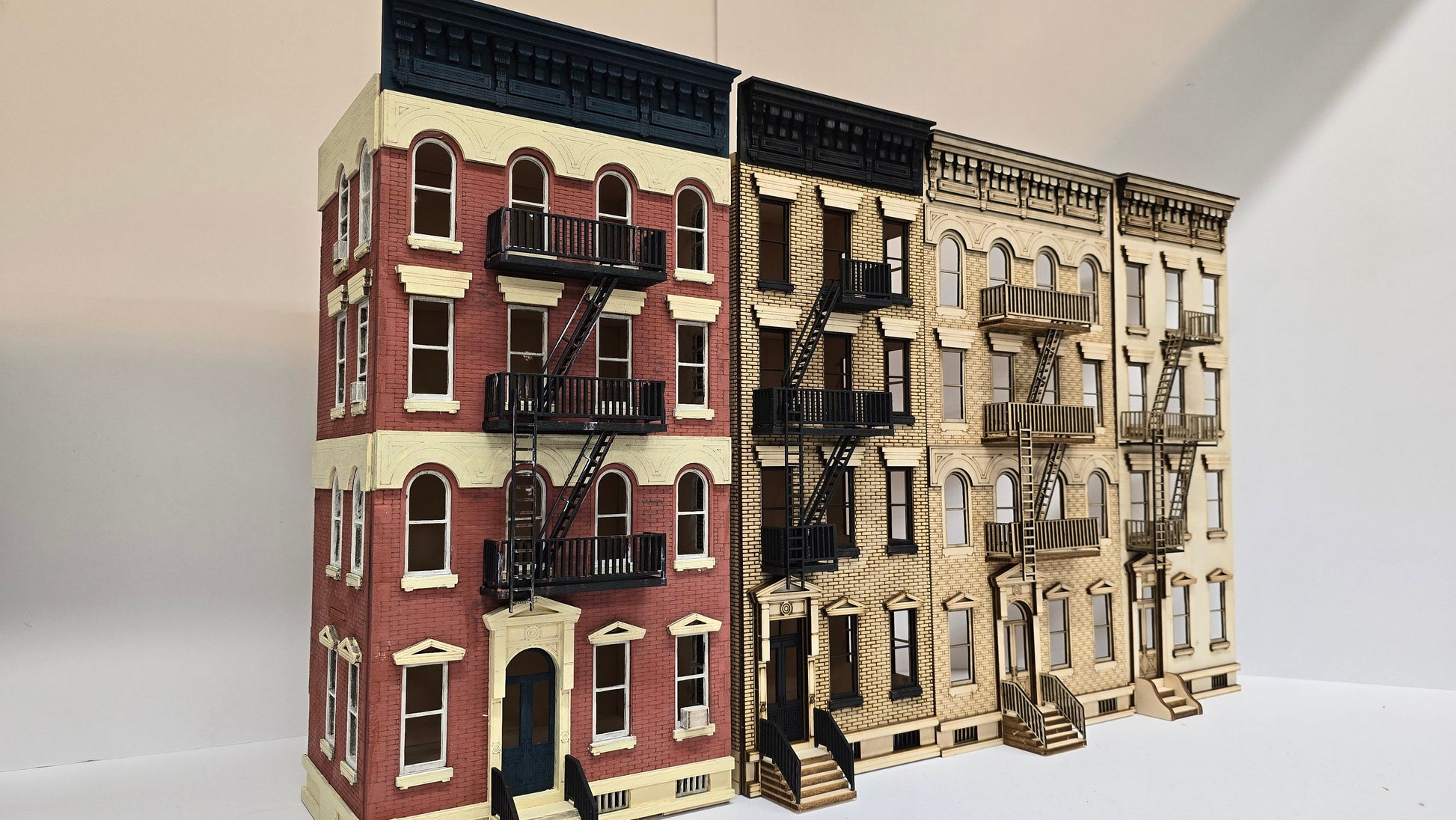Dollhouse-"New York" style building kit, in 1;48th scale