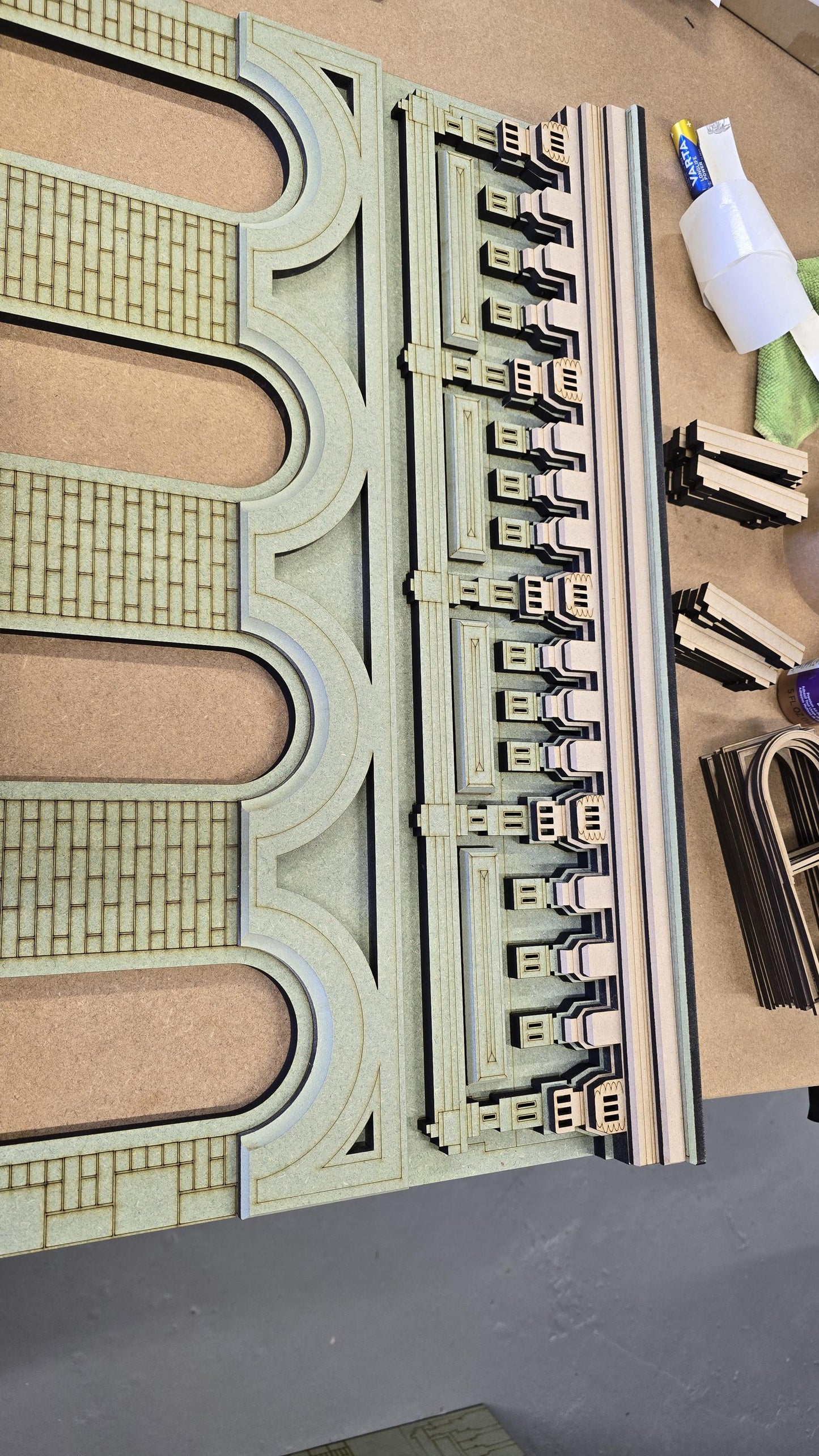 Dollhouse-"New York" style building kit, in 1;12th scale