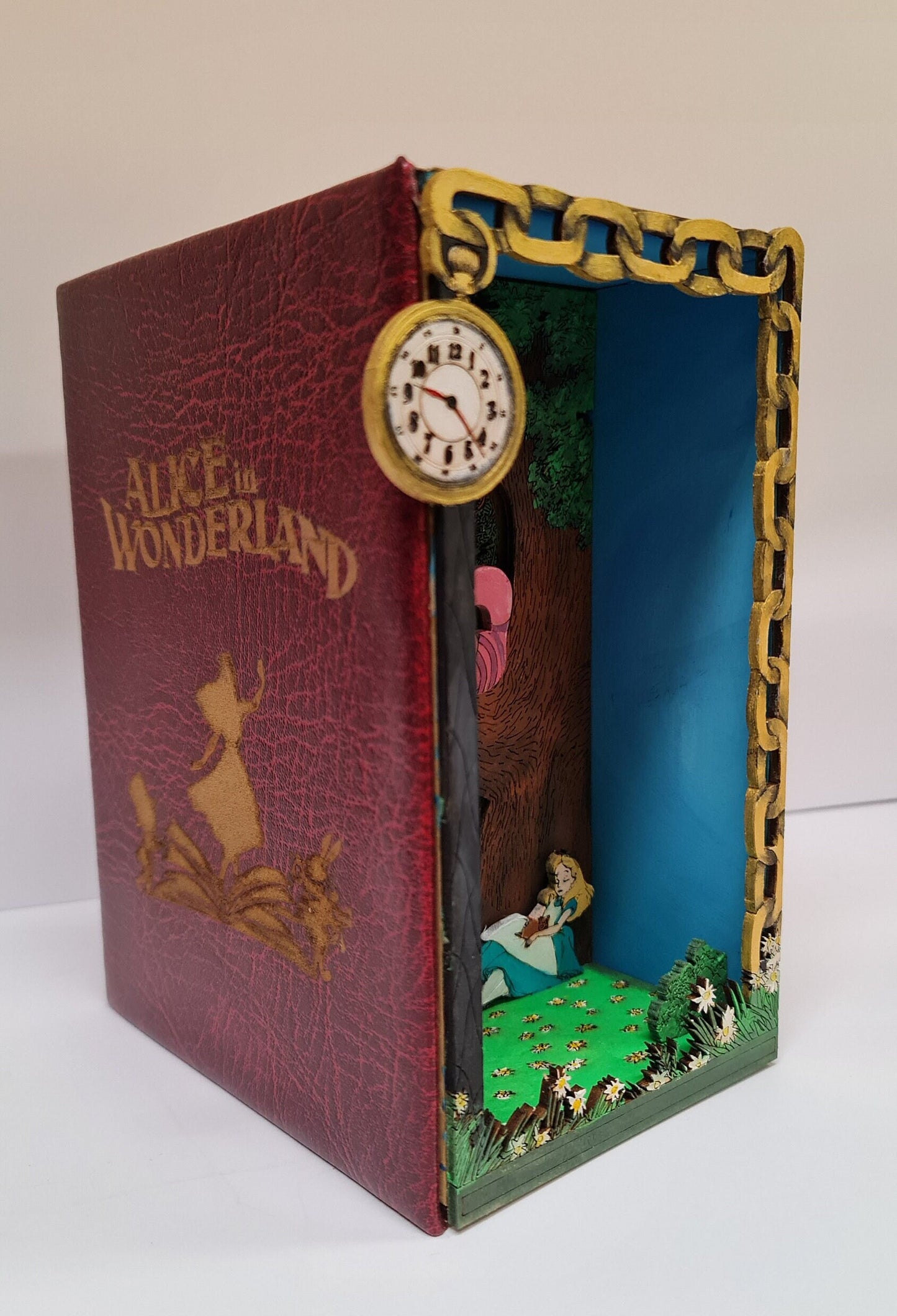 Alice in Wonderland -Book Nook Kit - Diorama