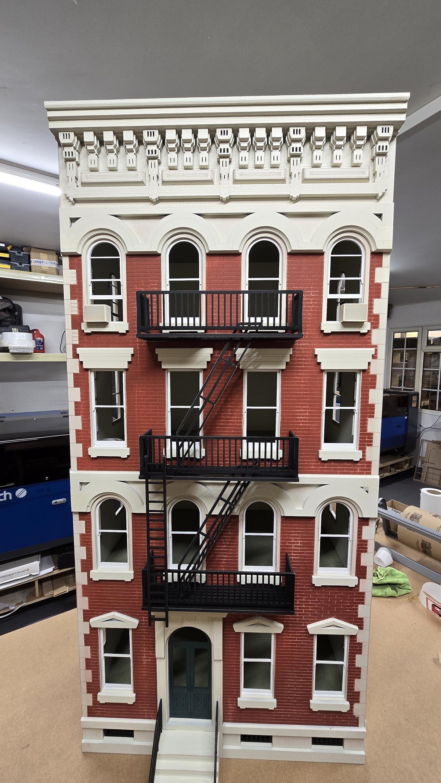 Dollhouse-"New York" style building kit, in 1;12th scale