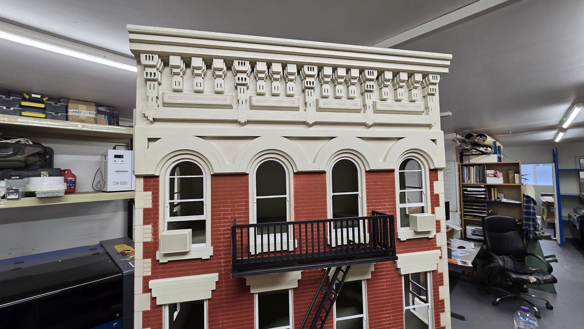 Dollhouse-"New York" style building kit, in 1;12th scale
