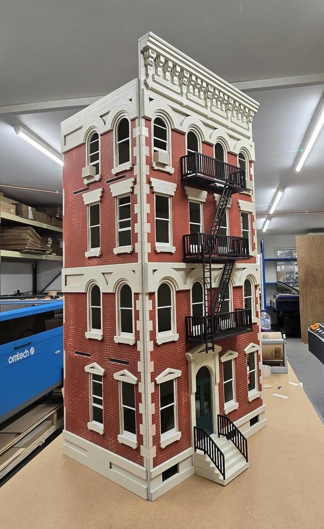 Dollhouse-"New York" style building kit, in 1;12th scale
